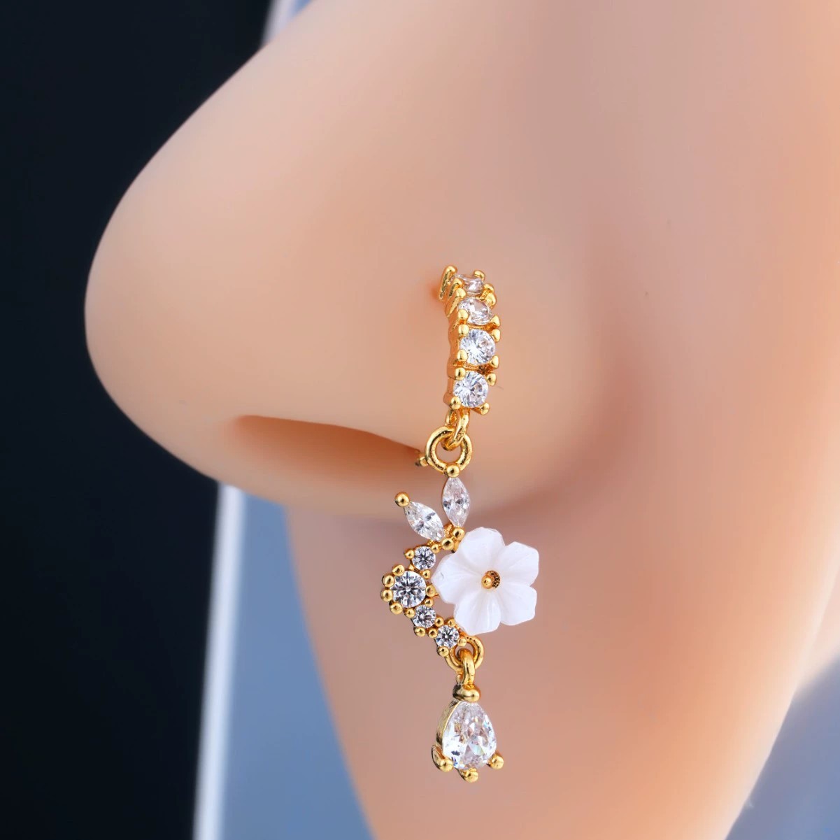 Gold Flower Nose Ring with Dan - Body Jewelry Surgical Steel recension och pris